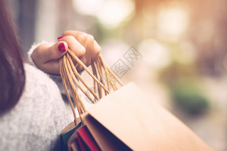 有个女人在商场购物红色的买图片