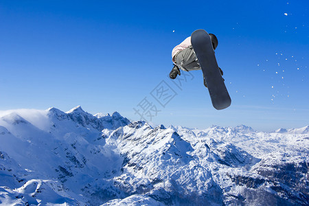 冬季雪山单板滑雪者图片