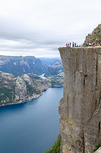 吕瑟峡湾海洋挪威Lysefjord的阴云天户外满背景