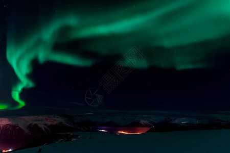 发光的辉电离层北方夜空中的极光高层大气中空粒子的电离北方夜空中的极光图片