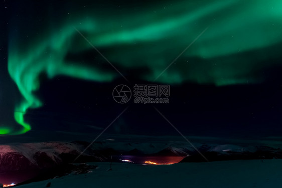 发光的辉电离层北方夜空中的极光高层大气中空粒子的电离北方夜空中的极光图片