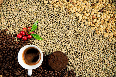 白色的植物收获最顶端的咖啡杯在生豆和棕上还有樱桃除装饰新鲜芳香咖啡饮料外还配有完美镜头的咖啡樱桃图片