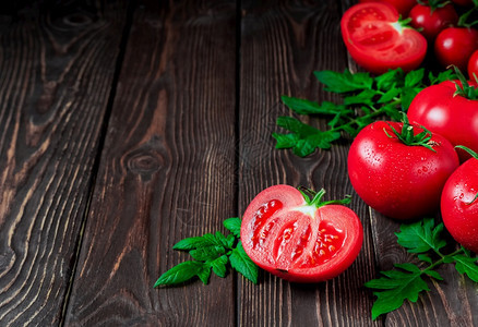 降低切西红番茄和成熟的紧贴在黑暗的生锈背景上从市场提取蔬菜用于制作沙拉或盘子的原料意大利语或者图片
