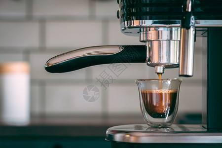 准备白色的浓缩咖啡机早上制作美味热咖啡的选择聚焦镜头浓缩咖啡机早上制作美味热咖啡的选择聚焦镜头蒸汽图片