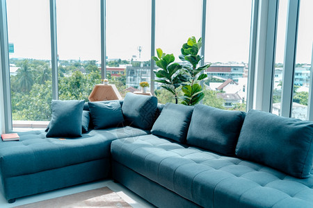 自在明亮的客厅内设计室装饰的舒适沙发家具包括清洁的设计空间时钟仙人掌和舒适枕头潮动式装饰配件在日本绿色清洁房屋中的舒适沙发生活方图片