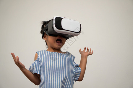 黑色的齿轮拥有虚拟现实头盔的亚洲小女孩对于新体验3D小玩意技术概念虚拟世界小玩具游戏及未来在线教育说令人兴奋ieminform经图片