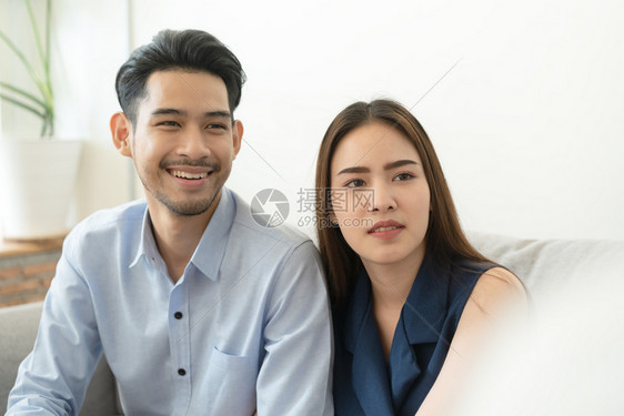 亚洲夫妇坐在心理治疗室的沙发上通过医生保健和疾病概念咨询心理健康问题与疾病概念和观点精神的女士图片