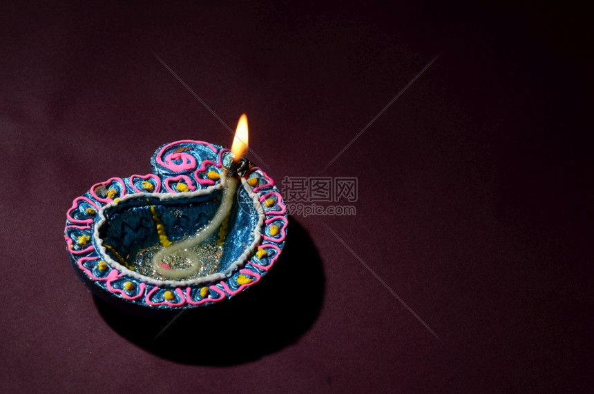 迪瓦利庆典期间点亮的彩色粘土Diya灯贺卡设计印度光节名为Diwali辉光灯具喜庆的图片
