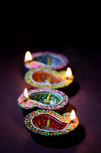 辉光黑暗的印度人迪瓦利庆典期间点亮的彩色粘土Diya灯贺卡设计印度光节名为Diwali图片