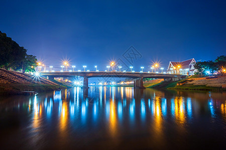市中心运输旅行南河上美丽的灯光晚上在泰国Phitsanulok市的Naresuan桥上图片