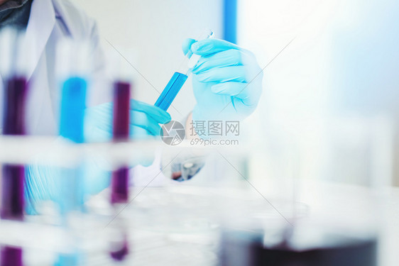 生物技术烧瓶微学在科实验概念期间拥有设备持工具的科学家实验概念图片