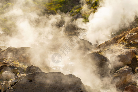 维柳钦斯基岩石抽烟在堪察卡半岛Vilyuchinsky火山上小型喷泉谷的图片