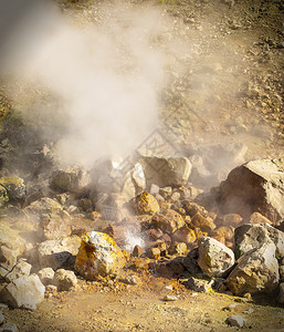 在堪察卡半岛Vilyuchinsky火山上小型喷泉谷的有雾危险蒸汽图片