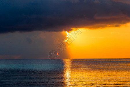 蓝色的马尔代夫美丽热带天堂岛日落马尔代夫热带岛屿的美丽多彩日落荒野平静图片
