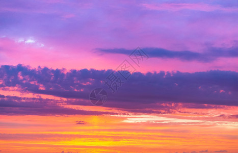 加里宁格勒多云的黎明日落时紫色天空粉的天空紫粉的天空日落时紫色天空图片