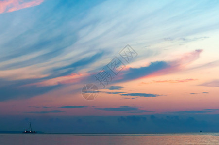 日落时的紫色天空粉的天空紫粉的天空日落时紫色天空颜宗教阳光背景图片