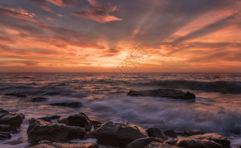 美丽海洋风景第一光向海闪烁岩石上运动模糊流起波浪图片