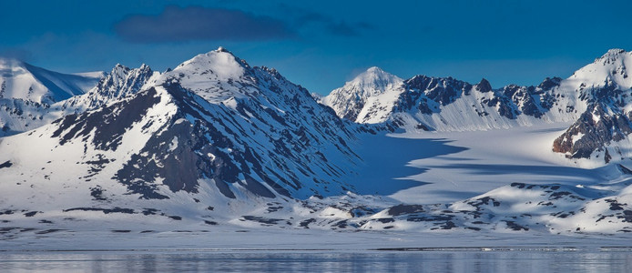 海洋冷冻白色的雪皑山脉奥斯卡二世土地北极斯匹次卑尔根瓦巴挪威欧洲图片