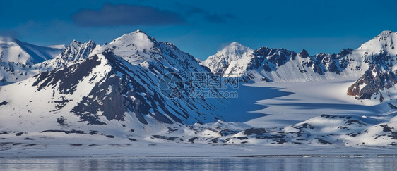 海洋冷冻白色的雪皑山脉奥斯卡二世土地北极斯匹次卑尔根瓦巴挪威欧洲图片