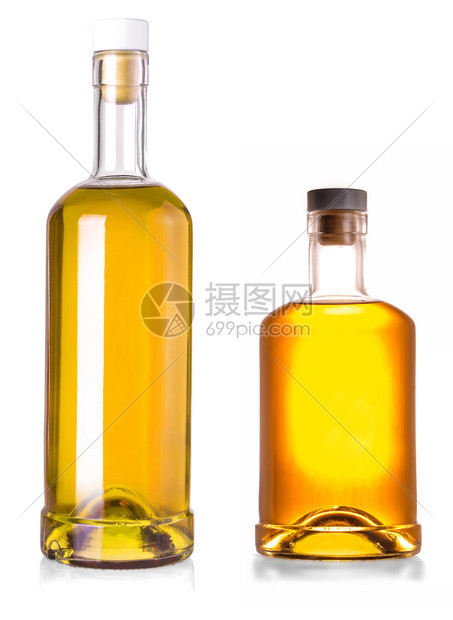 剪裁苏格兰人玻璃两瓶满的威士忌白背景与剪切路径隔绝图片