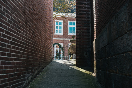 墙遗产带旧红砖房的欧洲小街和老红砖房城市景观图片