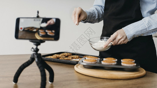 女食物博客在做饭时用智能手机回家素食主义者俏皮公寓图片