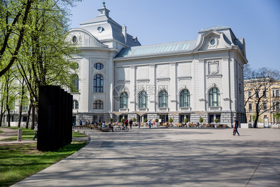户外2019年4月日拉脱维亚里加市人民正在一家艺术博物馆中休息该博物馆是Sunny泉春日正面四月图片