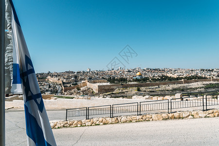 复制岩石以耶路撒冷老城为背景的以色列在橄榄山捕获以耶路撒冷老城为背景的以色列首都图片