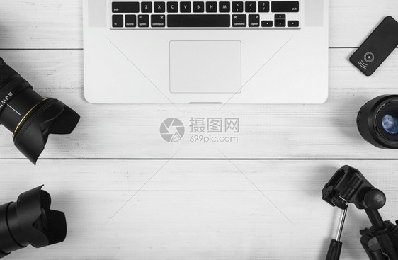 现代的用相机附件看膝上顶部型电脑白色桌式分辨率和高品质的美景照片上面用相机附件看笔记本电脑白色桌式子高质量和清晰度照片概念办公室图片