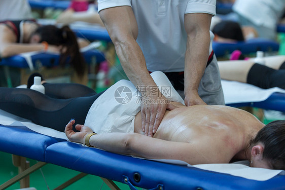 给男运动员做腰椎按摩的治疗师图片