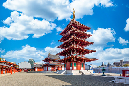 场景日本人在大阪最古老的建筑寺庙中Shhiennoji是大阪最古老的佛教寺庙之一日本大阪Shitennoji寺五座故事塔和蓝天背图片