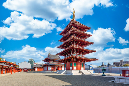 场景日本人在大阪最古老的建筑寺庙中Shhiennoji是大阪最古老的佛教寺庙之一日本大阪Shitennoji寺五座故事塔和蓝天背图片