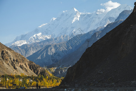 冒险巴基斯坦GilgitBaltistan的Nagar山谷秋天风景中卡拉科姆山脉积雪峰卡波希自然景观最佳天空图片