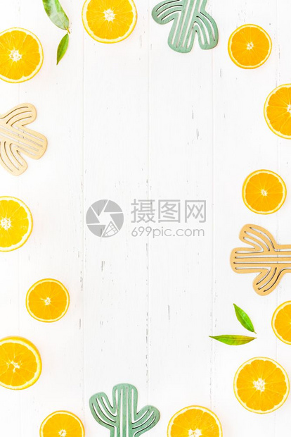 有创造力的热带用CCBYNCND2创用意扫描景色平板展示白木桌背景的新鲜橙子水果切片复制空间为博客或食谱书的最小夏季新鲜柑橘风格图片