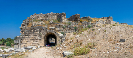 柱子土耳其安纳托利亚西海岸古希腊城市Miletus日夏阳光明媚的MiletusAnatolia全景巨大图片
