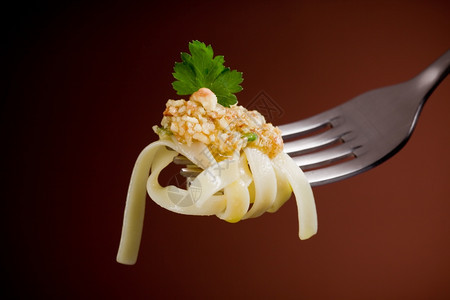 核桃复制餐具美味的意大利面和胡桃虫子包在叉上图片