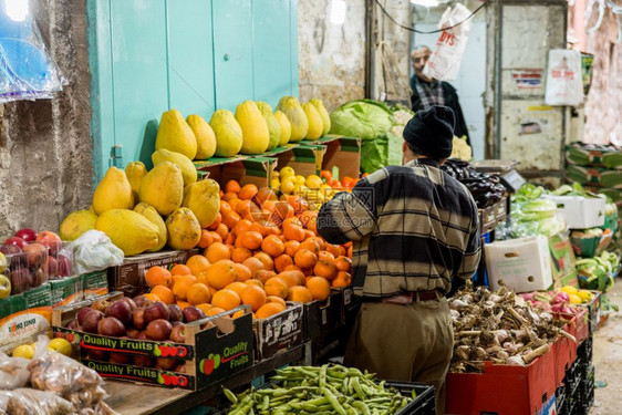 芒果马尔凯JeruslaemIsraeli28019年3月至2019年3月在以色列犹太教的老街道上销售水果这个古老的城市是旅游者图片