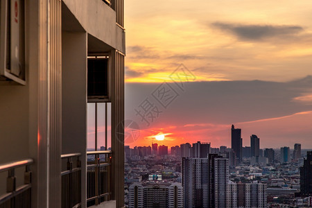 曼谷泰国20年5月1日曼谷市和从阳台的景色看日落风水平的街道都会图片