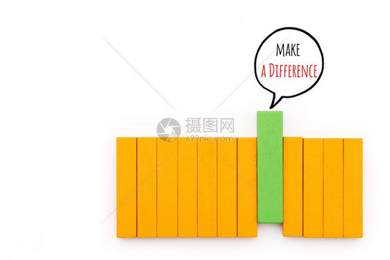 营销信息绿色木制块安排以产生不同效果突出的绩概念领导图片