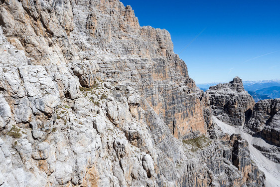 意大利多洛米特人地区布伦塔意大利阿尔卑斯山旅游业通过ferrata路线攀登固定作物路线结石白云岩爬图片