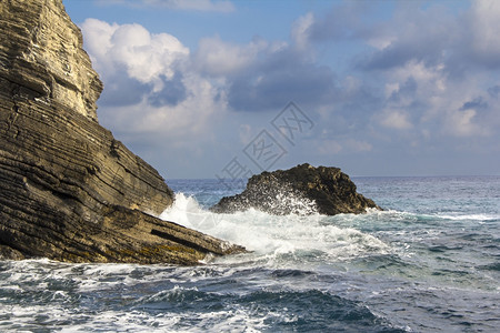 爱泡沫意大利古里亚五渔村韦尔纳扎的悬崖和海浪夏天图片