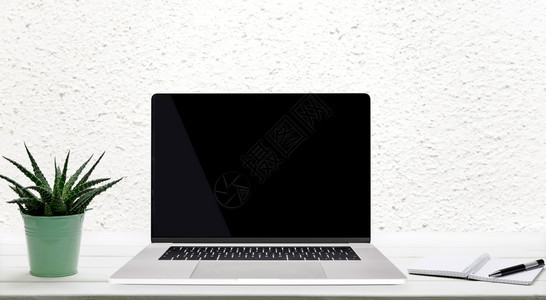 沟通普银式笔记本电脑在房间里的木制桌子上用空白屏程序键盘图片