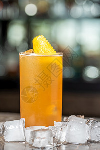 酒吧深色石头背景中的豪华鸡尾酒配有柠檬和龙舌兰酒凉爽的柑橘图片