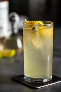 自然新鲜的深色石头背景中的豪华鸡尾酒配有柠檬和龙舌兰酒草本植物图片