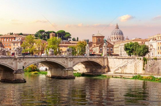 历史的庞特VittorioEmanualeII桥Tiber河和圣彼得斯角大教堂意利罗马旅行图片