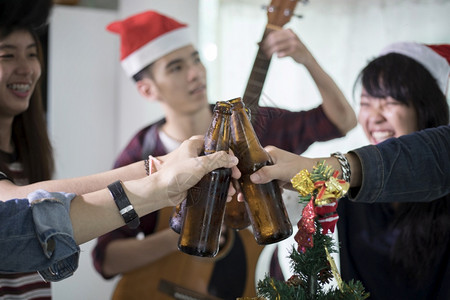 亚洲朋友团体与有聚会酒精啤饮料和年轻人享受在酒吧敬鸡尾软糖的焦点亚洲人闪发光的葡萄酒图片