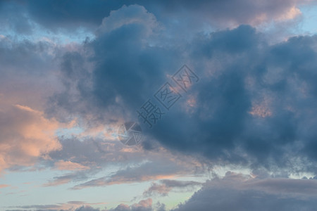 田园诗般的日落天空粉红云的全景幻想黄昏图片