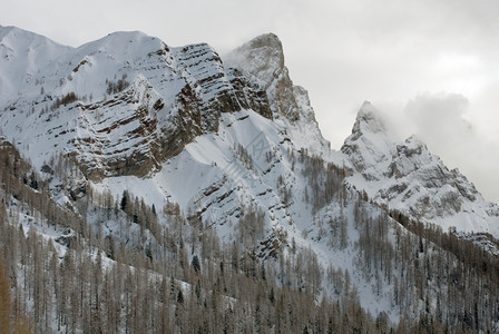 意大利北部称为多洛米人地区的雪覆盖山丘位于意大利北部阿尔卑斯山范围天空图片