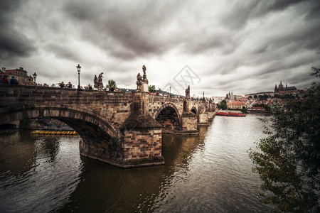 浪漫的晚上查理大桥和Hradcany在布拉格欧洲的看法假期图片