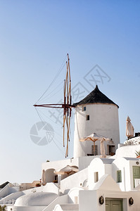 白色风车岩石泻湖建筑学希腊圣托里尼奥亚的风车背景